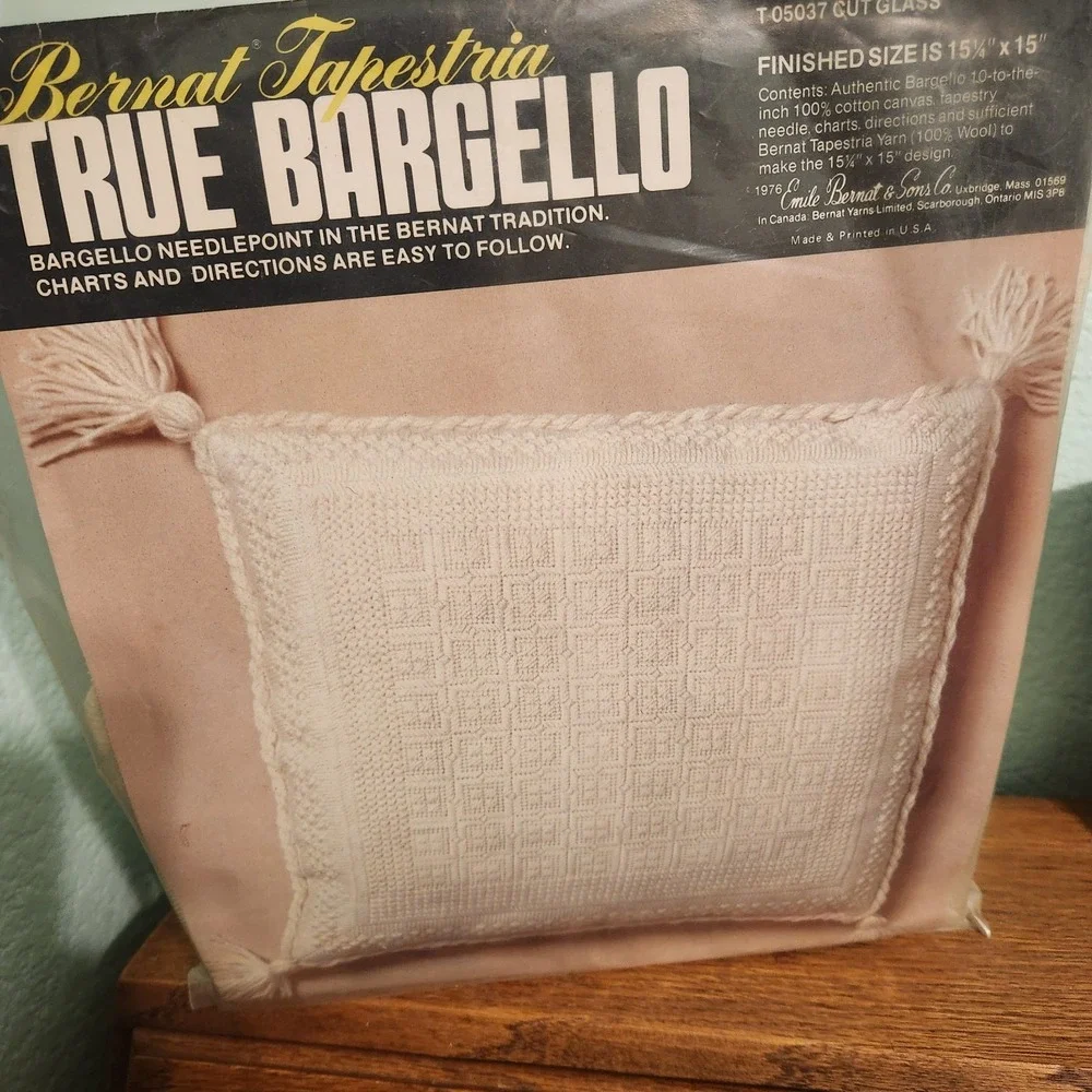 VTG BERNAT BARGELLO T05037 CUT GLASS IVORY TAPESTRY NEEDLEPOINT PILLOW KIT 15